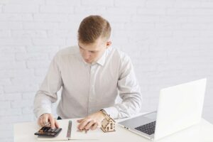 چگونه در بازار رکودی ملک بخریم یا بفروشیم؟ استراتژی‌های کاربردی برای خریداران و فروشندگان